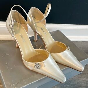 Grace bridal shoes. Ivory candlelight Silk, size 51/2 , 2” heel